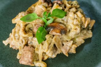 Aprenda a fazer Macarrão Cremoso com Mignon, Cogumelos e Queijos - Rafa Tá Na Cozinha