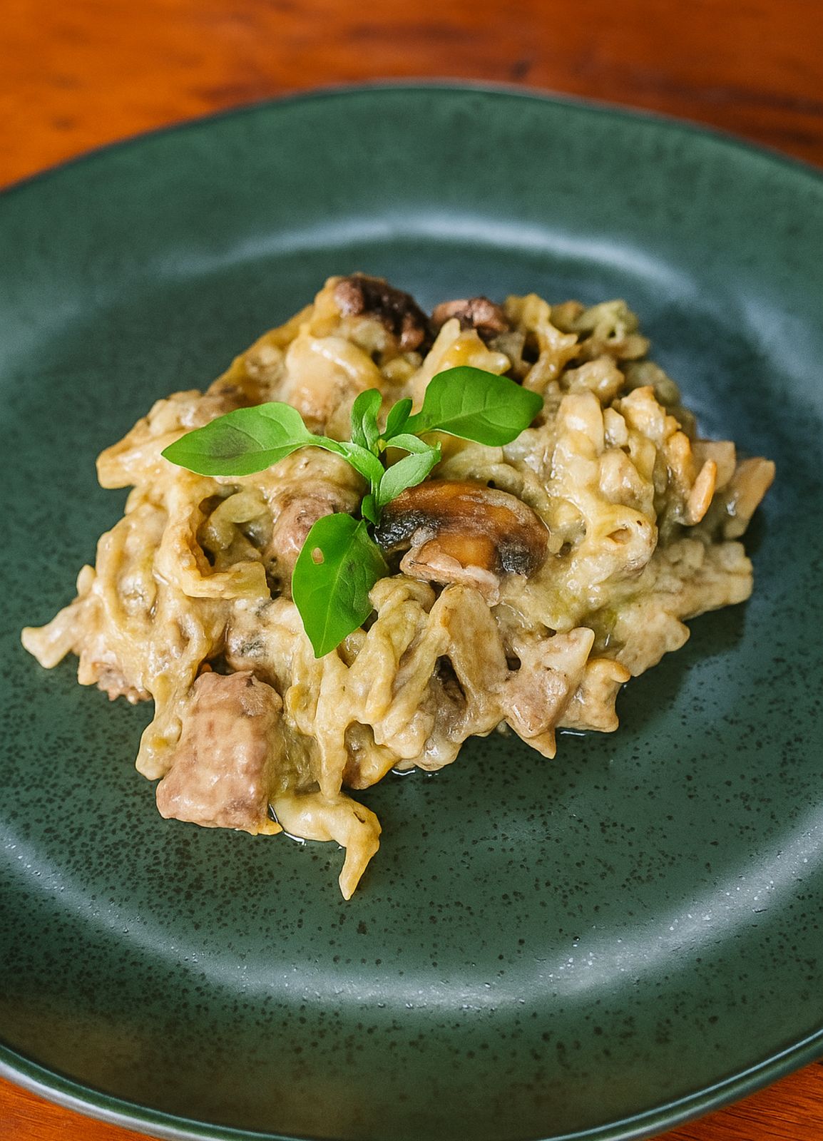Aprenda a fazer Macarrão Cremoso com Mignon, Cogumelos e Queijos - Rafa Tá Na Cozinha