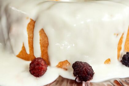 Receita de Bolo de Amora com Calda Cremosa - Rafa Tá Na Cozinha