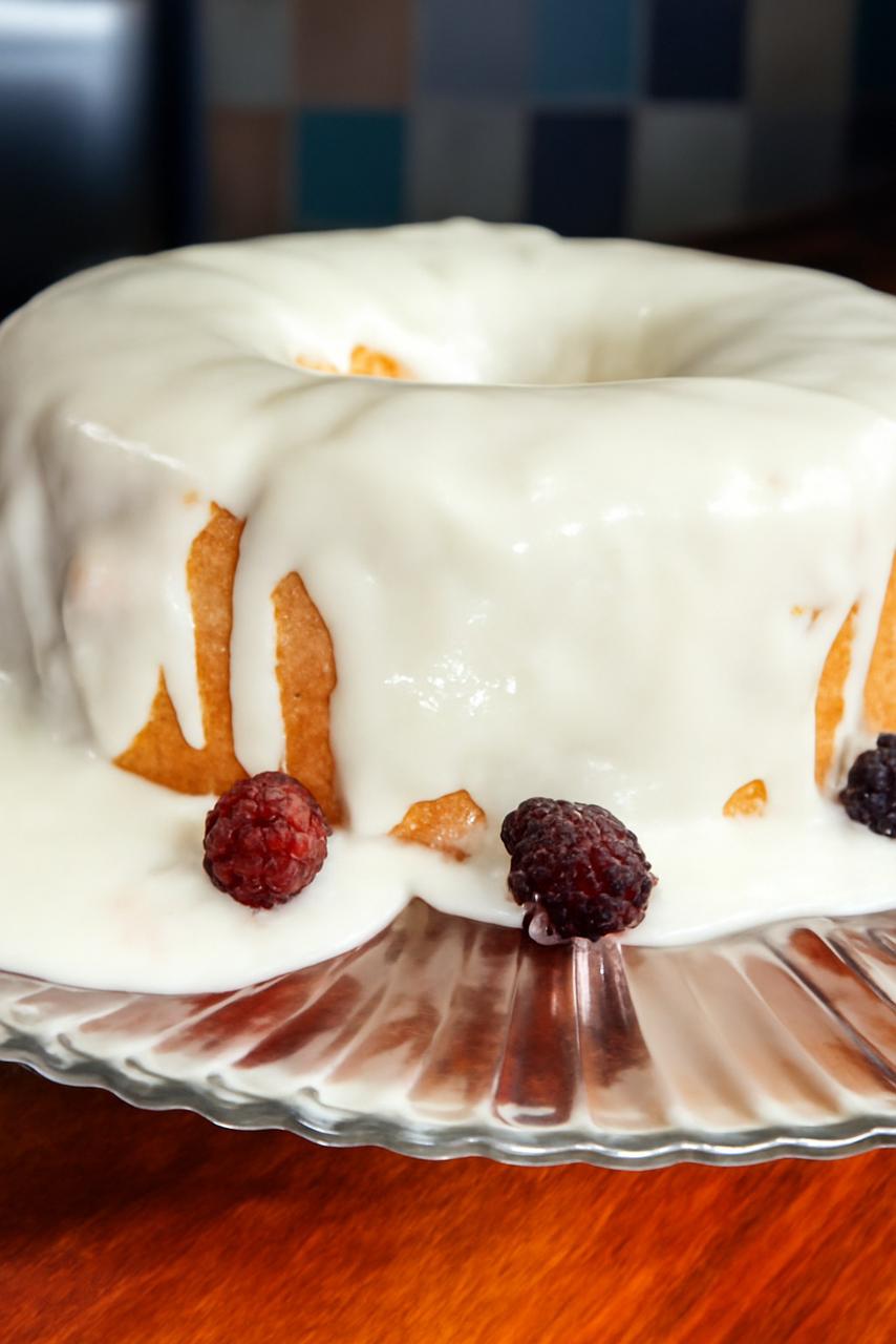 Receita de Bolo de Amora com Calda Cremosa - Rafa Tá Na Cozinha
